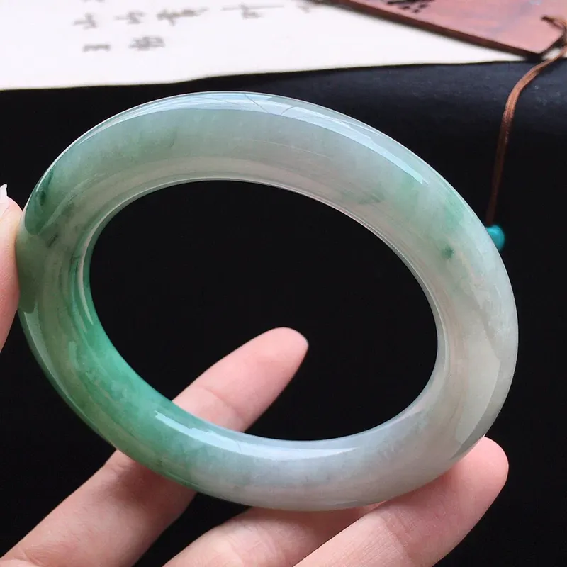 翡翠手镯，翡翠56圈口半山半水带绿肥美圆条手镯，尺寸：56.8*12.3*11.6mm，重81.74克，料细底好，条形好看，上手大方有档次