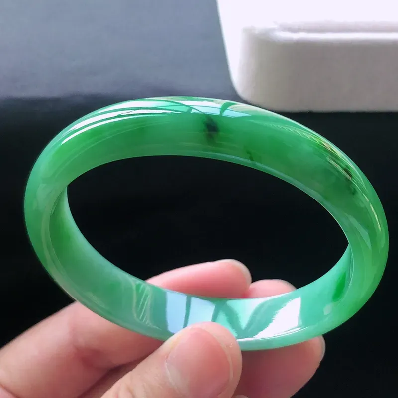 天然a货翡翠满阳绿宽边贵妃手镯，玉质细腻，水润，种水足，无纹裂，圈口：54.8*48.8*11.8*6.6mm