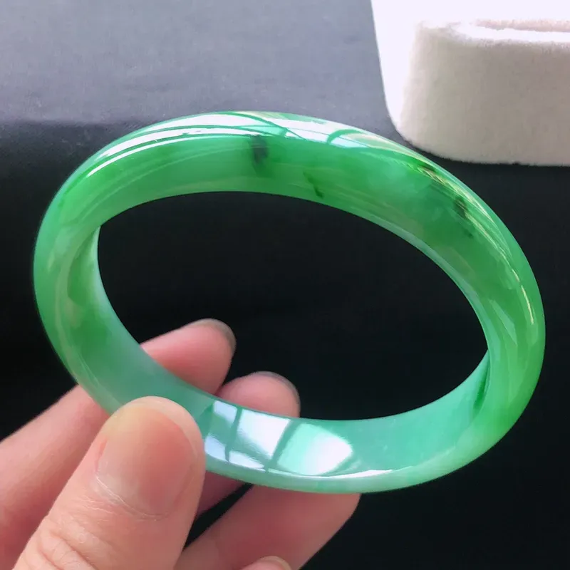 天然a货翡翠满阳绿宽边贵妃手镯，玉质细腻，水润，种水足，无纹裂，圈口：54.8*48.8*11.8*6.6mm