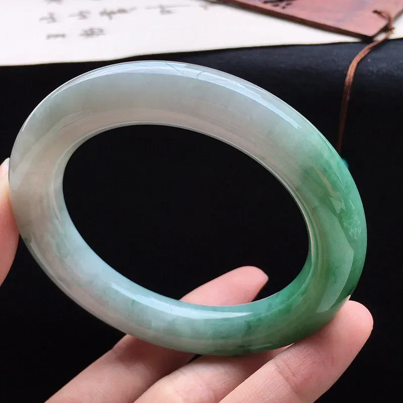 翡翠手镯，翡翠56圈口半山半水带绿肥美圆条手镯，尺寸：56.8*12.3*11.6mm，重81.74克，料细底好，条形好看，上手大方有档次