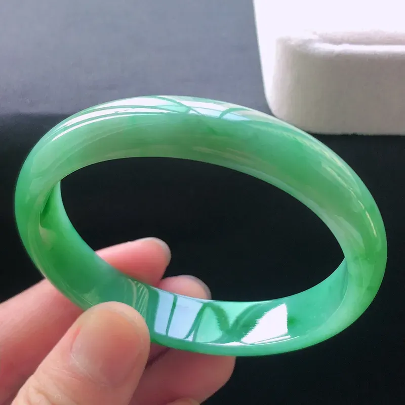 天然a货翡翠满阳绿宽边贵妃手镯，玉质细腻，水润，种水足，无纹裂，圈口：54.8*48.8*11.8*6.6mm