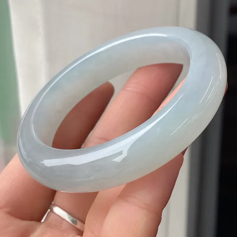 正圈53mm,天然翡翠冰糯淡绿手镯，玉质冰润细腻，色泽清爽，上手佩戴优雅大方，自然光实拍实物更美，代售