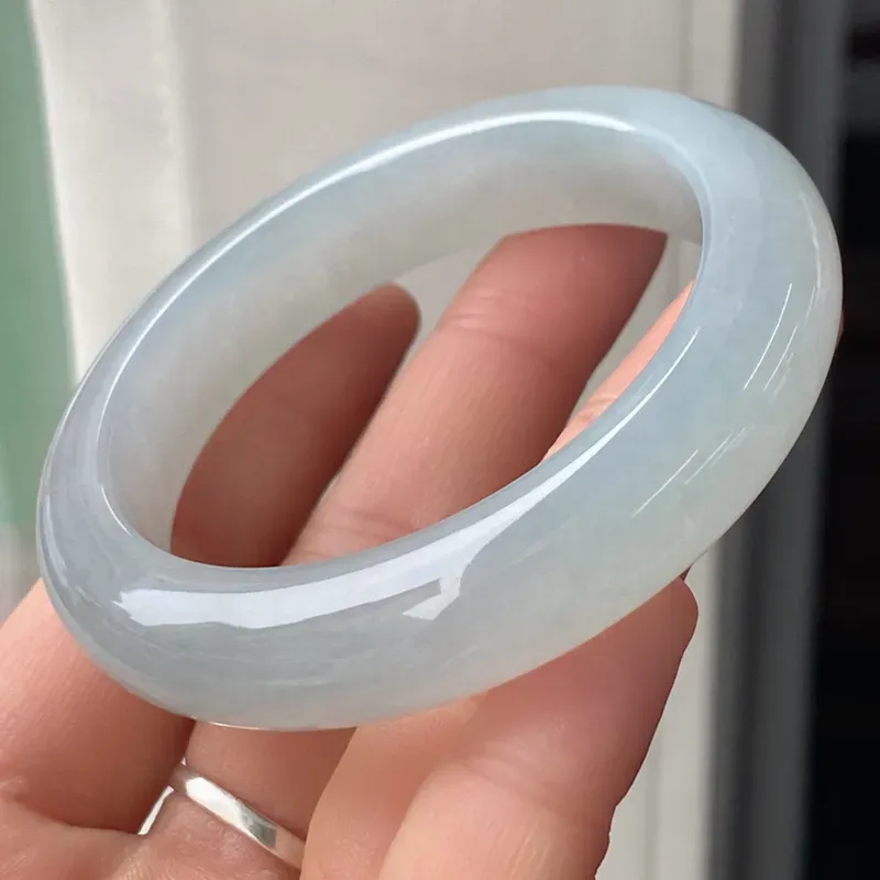 正圈53mm,天然翡翠冰糯淡绿手镯，玉质冰润细腻，色泽清爽，上手佩戴优雅大方，自然光实拍实物更美，代售