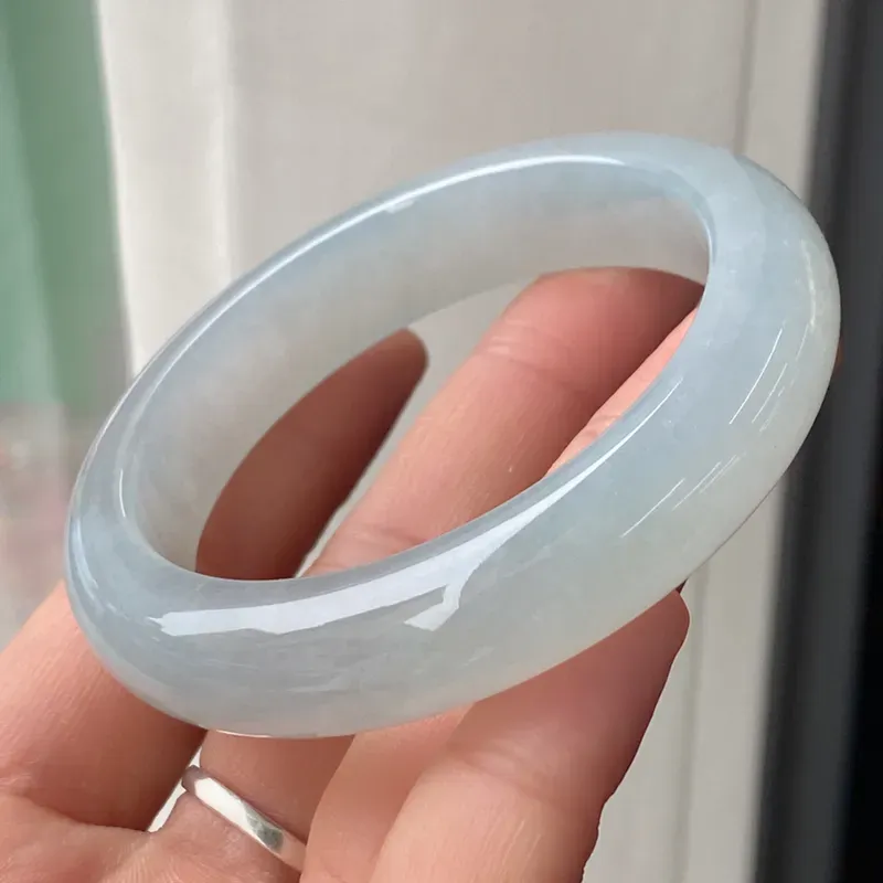 正圈53mm,天然翡翠冰糯淡绿手镯，玉质冰润细腻，色泽清爽，上手佩戴优雅大方，自然光实拍实物更美，代售
