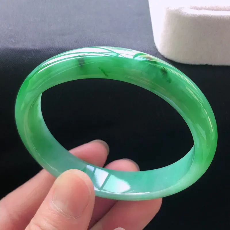 天然a货翡翠满阳绿宽边贵妃手镯，玉质细腻，水润，种水足，无纹裂，圈口：54.8*48.8*11.8*6.6mm