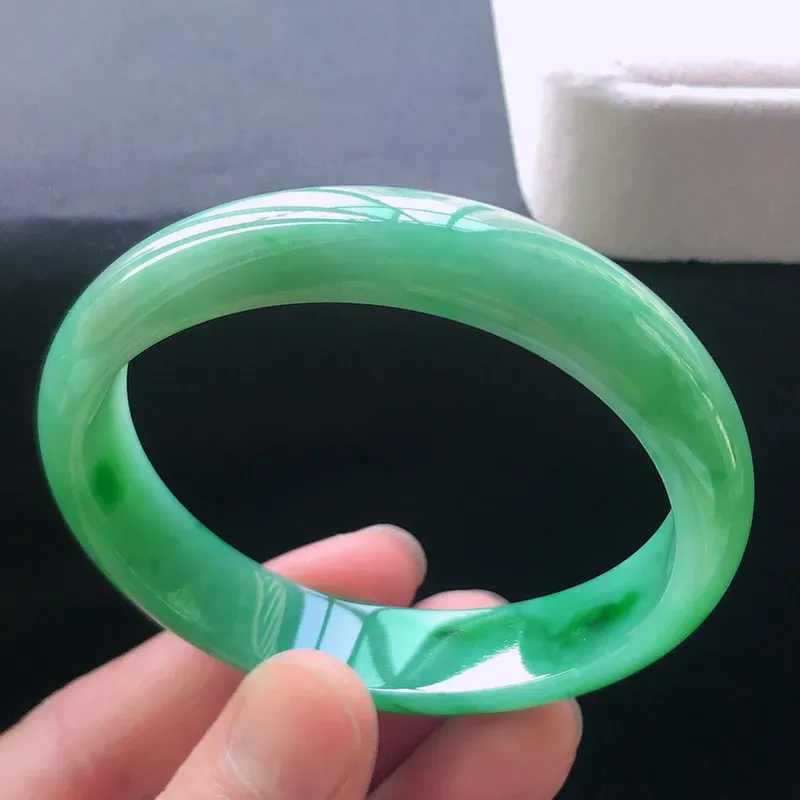 天然a货翡翠满阳绿宽边贵妃手镯，玉质细腻，水润，种水足，无纹裂，圈口：54.8*48.8*11.8*6.6mm