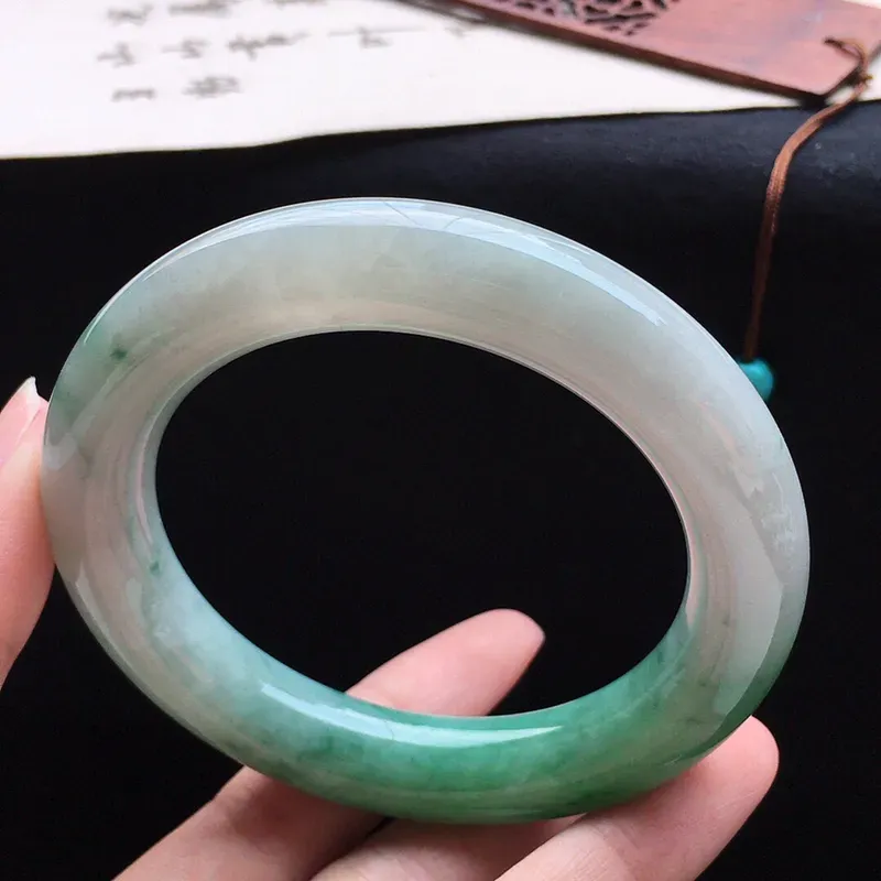 翡翠手镯，翡翠56圈口半山半水带绿肥美圆条手镯，尺寸：56.8*12.3*11.6mm，重81.74克，料细底好，条形好看，上手大方有档次