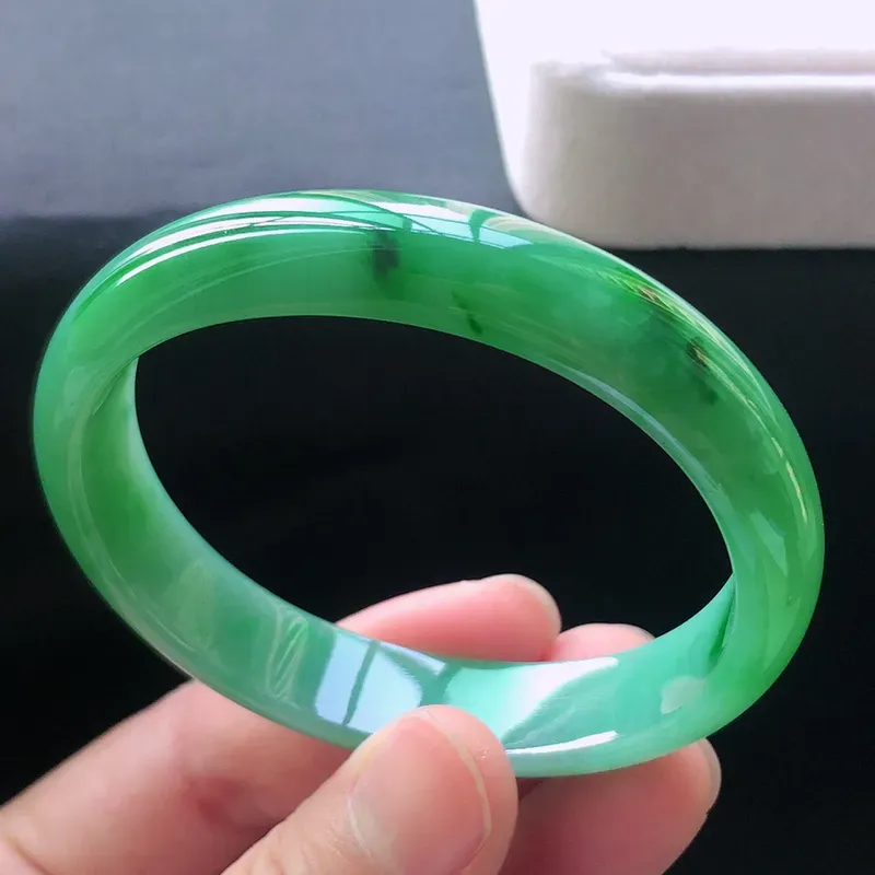 天然a货翡翠满阳绿宽边贵妃手镯，玉质细腻，水润，种水足，无纹裂，圈口：54.8*48.8*11.8*6.6mm
