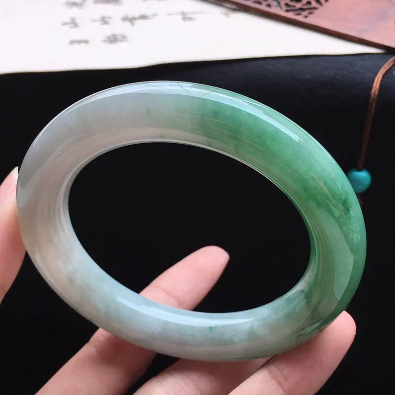 翡翠手镯，翡翠56圈口半山半水带绿肥美圆条手镯，尺寸：56.8*12.3*11.6mm，重81.74克，料细底好，条形好看，上手大方有档次
