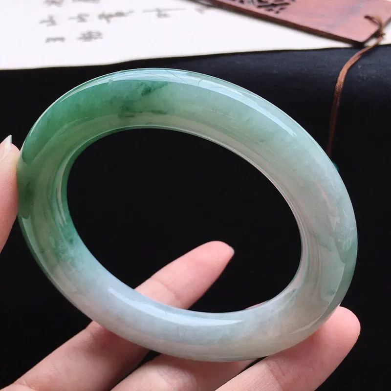 翡翠手镯，翡翠56圈口半山半水带绿肥美圆条手镯，尺寸：56.8*12.3*11.6mm，重81.74克，料细底好，条形好看，上手大方有档次