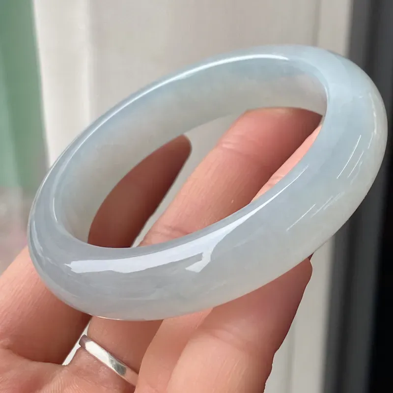 正圈53mm,天然翡翠冰糯淡绿手镯，玉质冰润细腻，色泽清爽，上手佩戴优雅大方，自然光实拍实物更美，代售