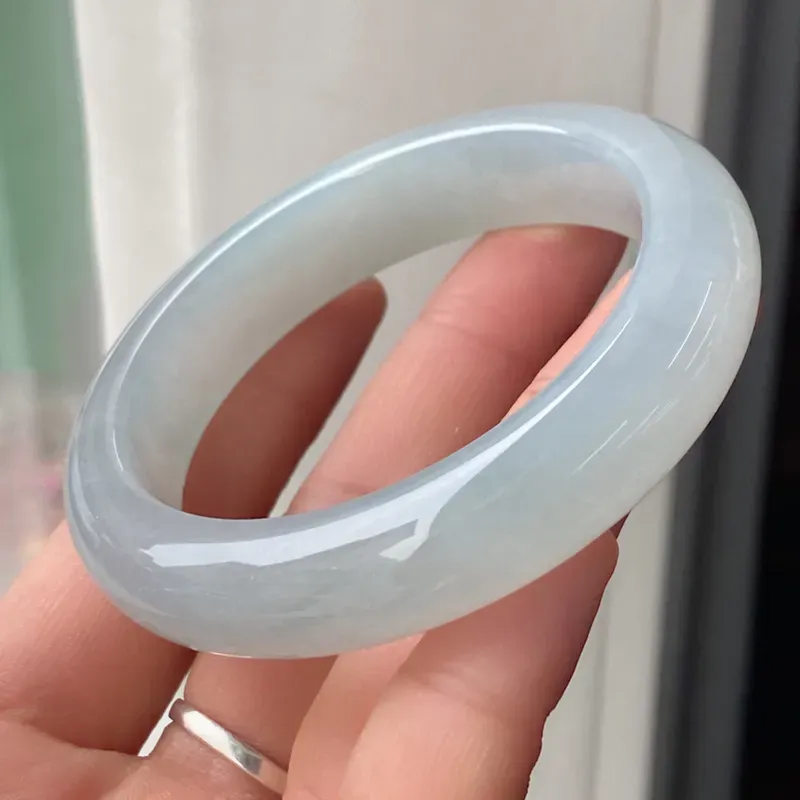 正圈53mm,天然翡翠冰糯淡绿手镯，玉质冰润细腻，色泽清爽，上手佩戴优雅大方，自然光实拍实物更美，代售