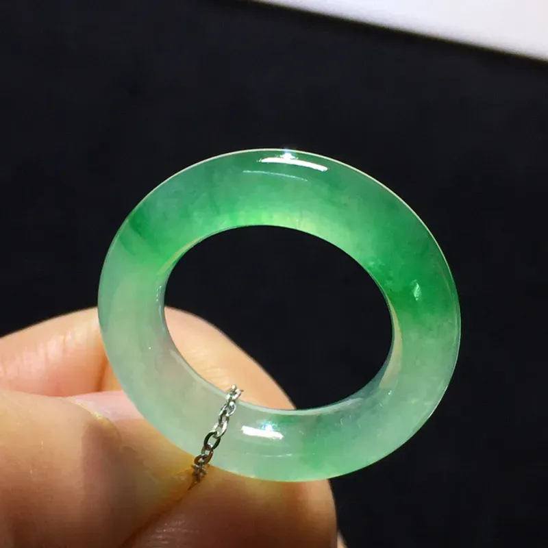 冰种飘绿指环，尺寸:5.9/4.2  圈号9  内径15 种好冰透 色泽艳丽 款式精美