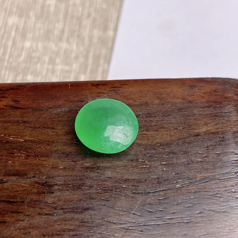 A货翡翠-种好满绿蛋面镶嵌件，尺寸-10.3*9.5*5.1mm
