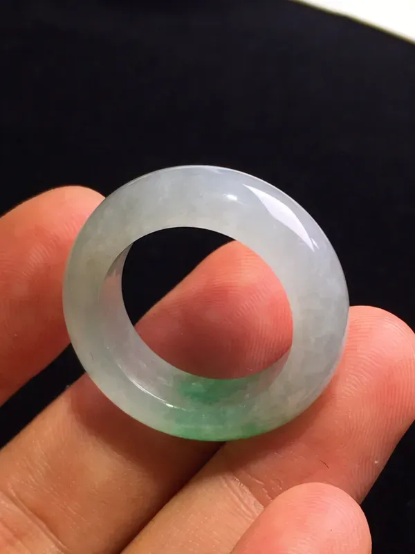 冰种飘绿指环 内径16mm 尺寸7.5-4.4 色泽清爽 种好冰透 款式精美
