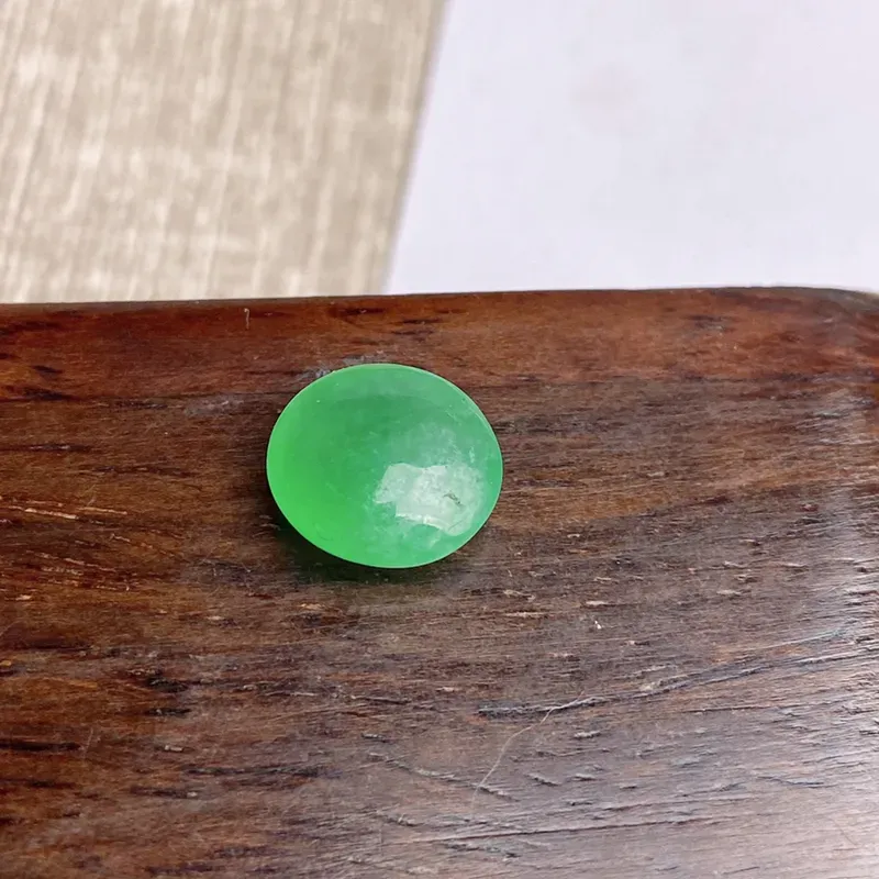 A货翡翠-种好满绿蛋面镶嵌件，尺寸-10.3*9.5*5.1mm