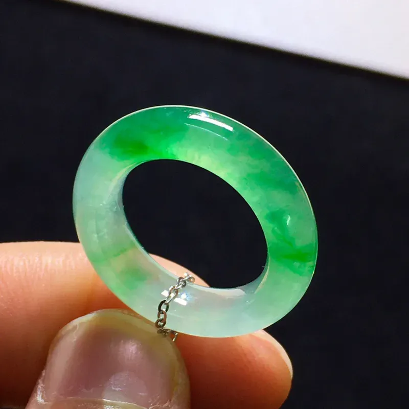 冰种飘绿指环，尺寸:5.9/4.2  圈号9  内径15 种好冰透 色泽艳丽 款式精美