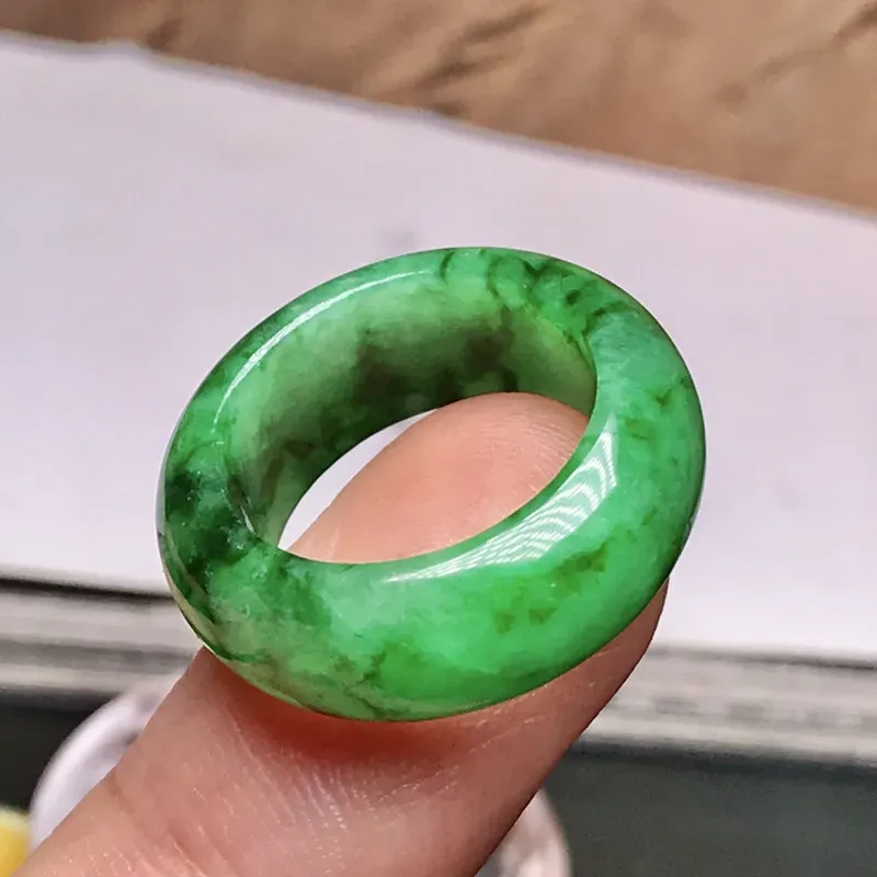 冰糯种辣绿色指环。很是罕见，这么好的颜色，娇艳靓丽，种地也很不错，上手非常漂亮，色泽迷人。17.1毫米内径，推荐入手，很难得。