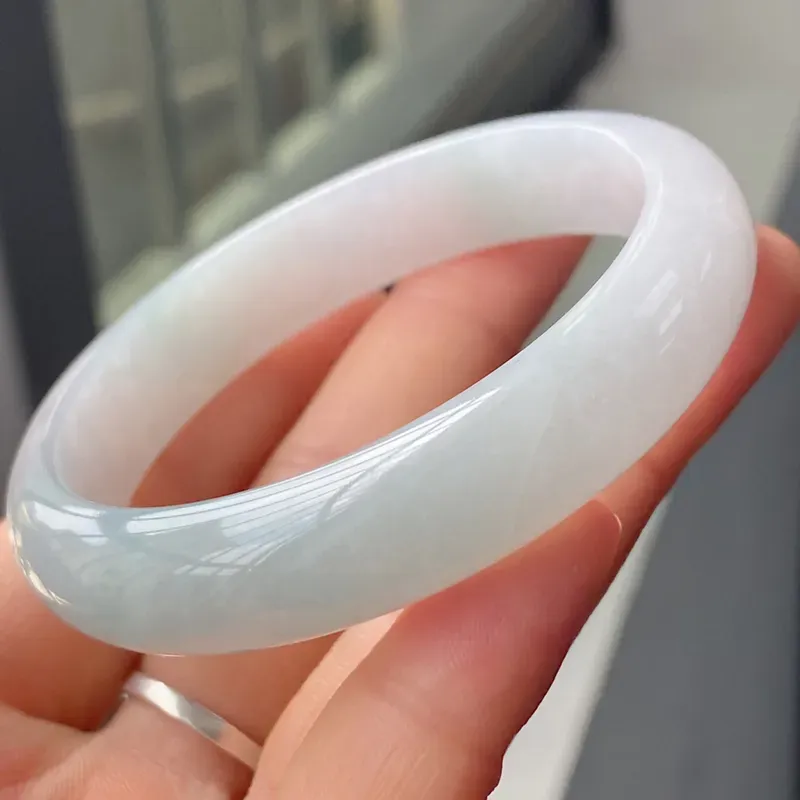 8mm,天然翡翠糯化淡绿手镯,玉质细腻,色泽清爽,自然光实拍实物更美