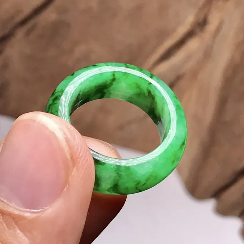 冰糯种辣绿色指环。很是罕见，这么好的颜色，娇艳靓丽，种地也很不错，上手非常漂亮，色泽迷人。17.1毫米内径，推荐入手，很难得。