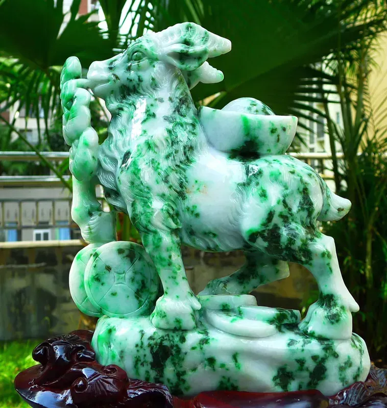 缅甸天然翡翠A货飘绿生肖羊摆件 精美水润 春带彩 在古代我们把
