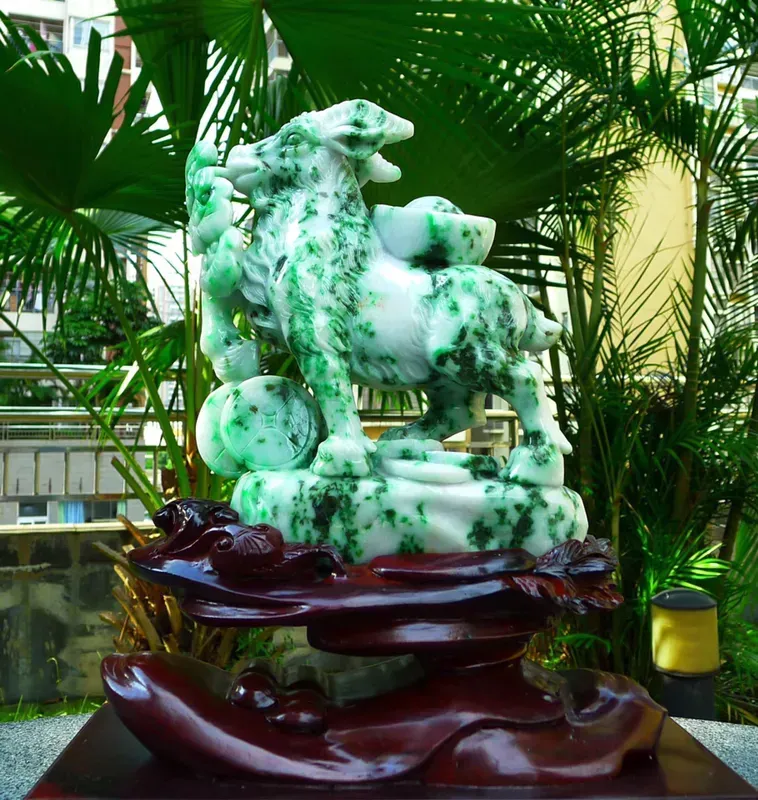 缅甸天然翡翠A货飘绿生肖羊摆件 精美水润 春带彩 在古代我们把