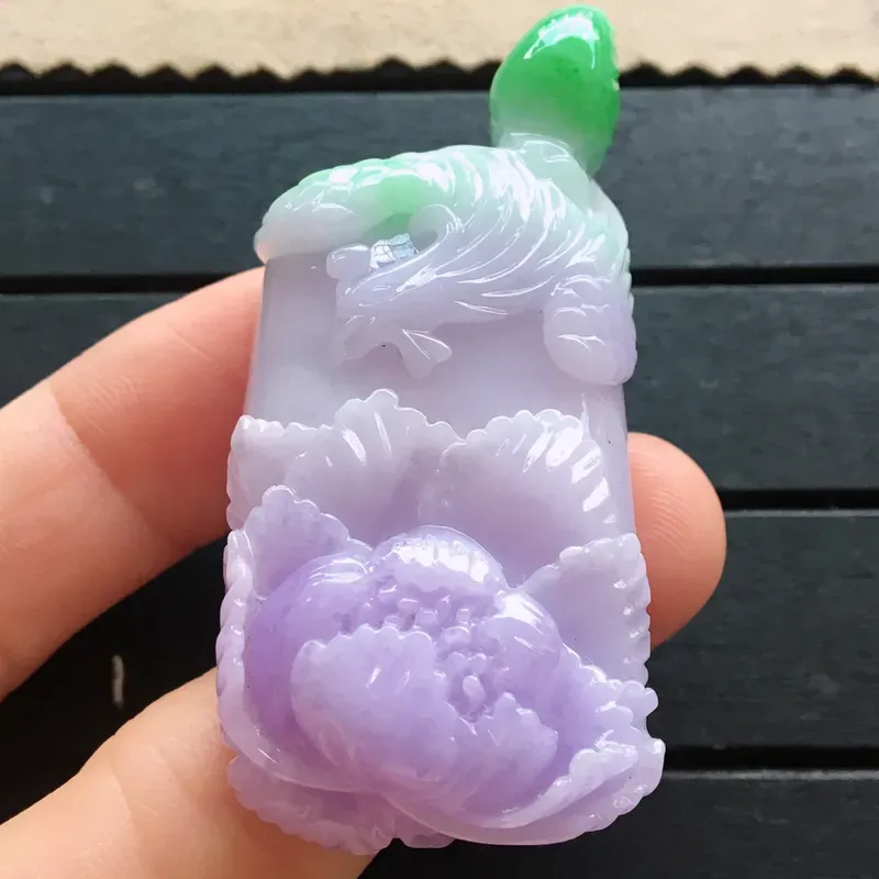 春带彩花开富贵,翡翠挂件,自然光实拍,种水好,玉质细腻,颜色艳丽迷人