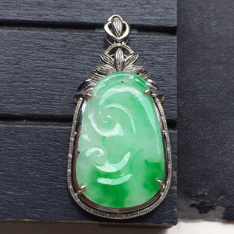 如意吊坠,翡翠18k金伴钻镶嵌带绿如意吊坠,自然光实拍,玉质细腻,雕工