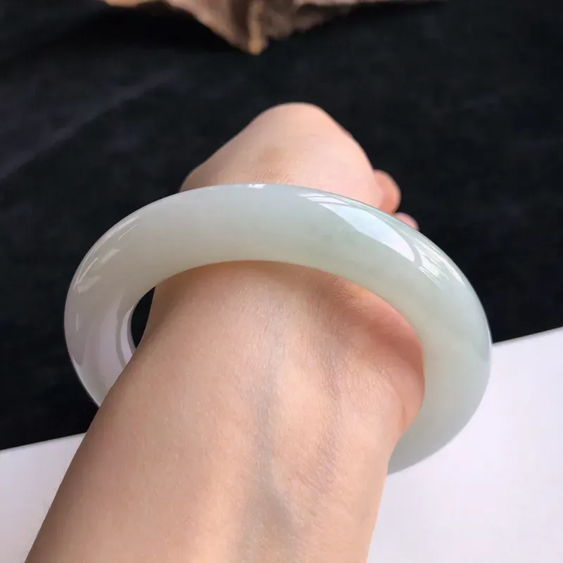 8翡翠a货糯化种飘绿正圈手镯,尺寸:55.8*12.3*12.1mm,种水好,料子细腻