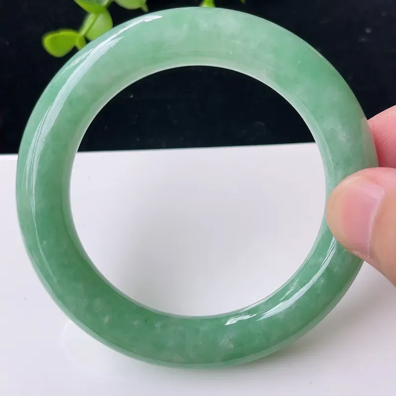 a货翡翠冰润飘花正装手镯