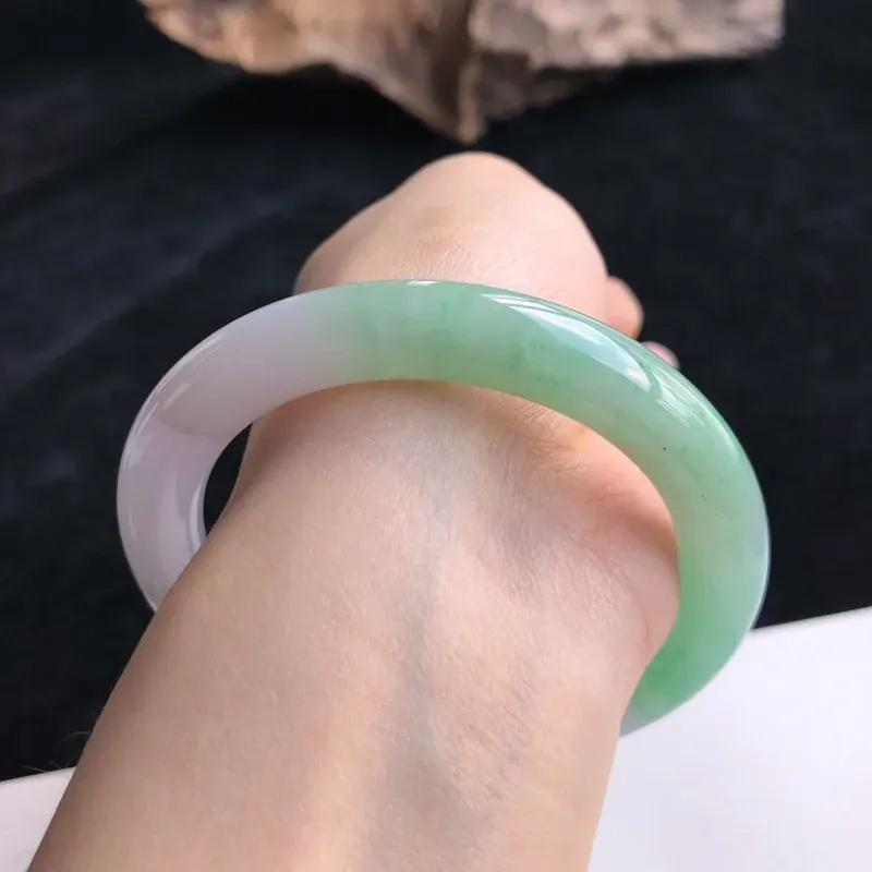 圈口56.3翡翠a货糯化种粉紫飘绿圆条手镯,尺寸:56.3*9.5*9.