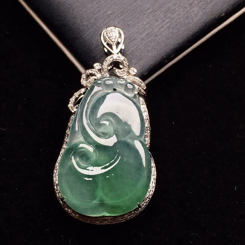 18k金钻加宝石镶嵌冰种如意吊坠 水润亮眼 款式新颖时尚精美 万事如意