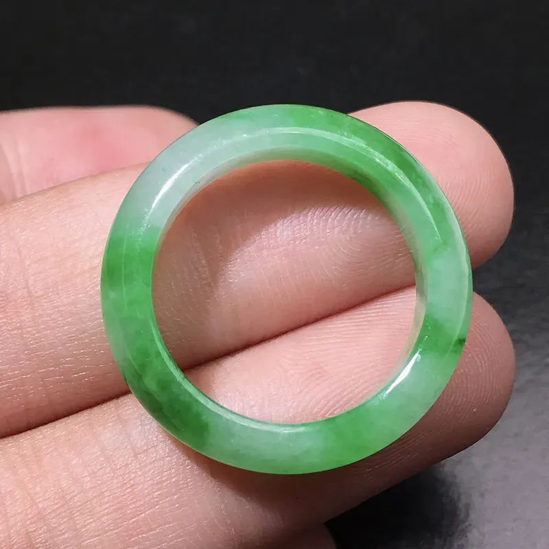 严选推荐老坑糯化种阳绿色飘花戒指圈，老坑种质，颜色鲜亮，色泽纯正。高性价比，值得入手。戒指内径18.5毫米。备注：购买之前，切记切记注意一下圈口。