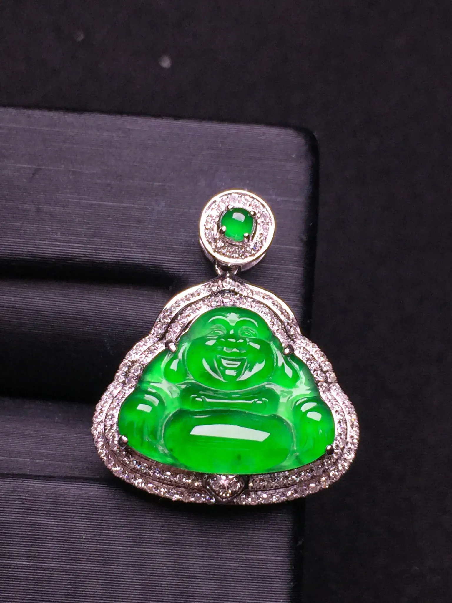 阳绿佛公吊坠,18k金豪华镶嵌,种水超好,玉质细腻.