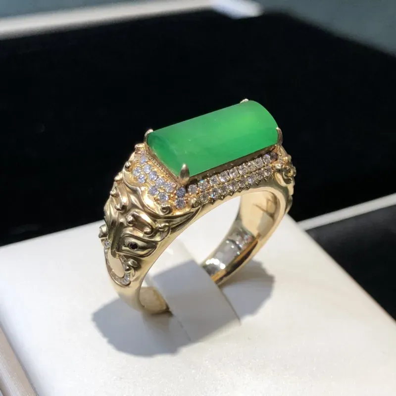 冰种阳绿翡翠戒指，种老冰润，色泽阳绿清爽，重金镶嵌，质感实在，设计独特魅力