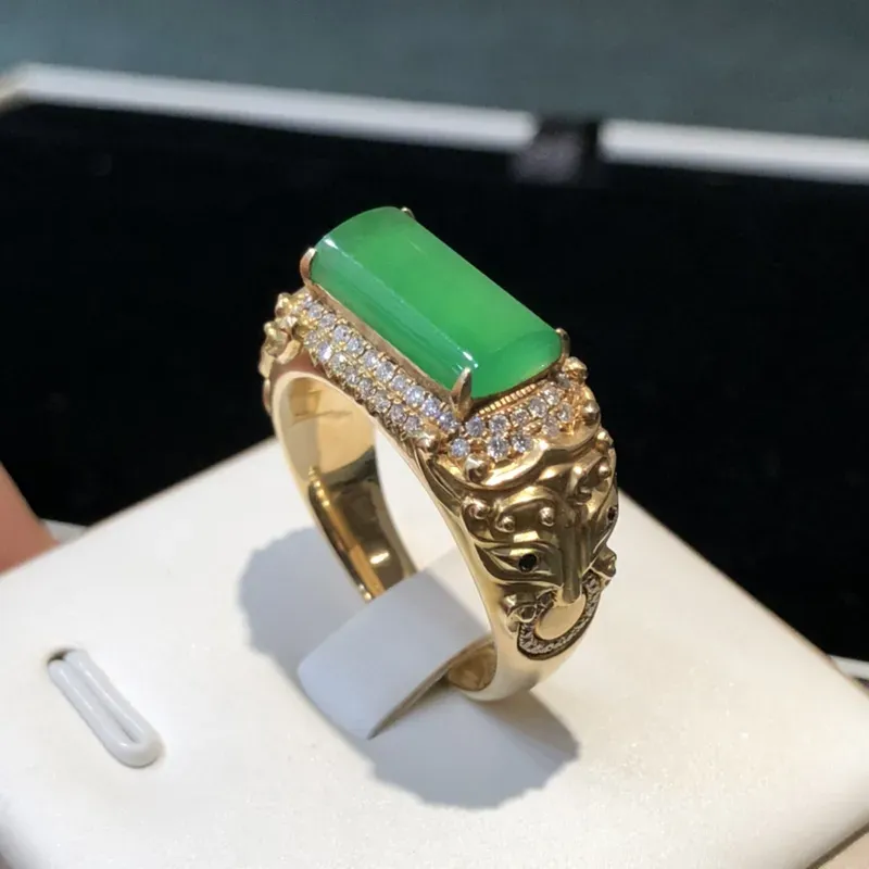 冰种阳绿翡翠戒指，种老冰润，色泽阳绿清爽，重金镶嵌，质感实在，设计独特魅力