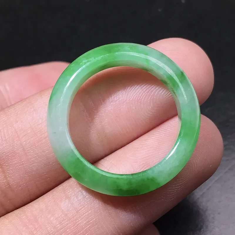严选推荐老坑糯化种阳绿色飘花戒指圈，老坑种质，颜色鲜亮，色泽纯正。高性价比，值得入手。戒指内径18.5毫米。备注：购买之前，切记切记注意一下圈口。