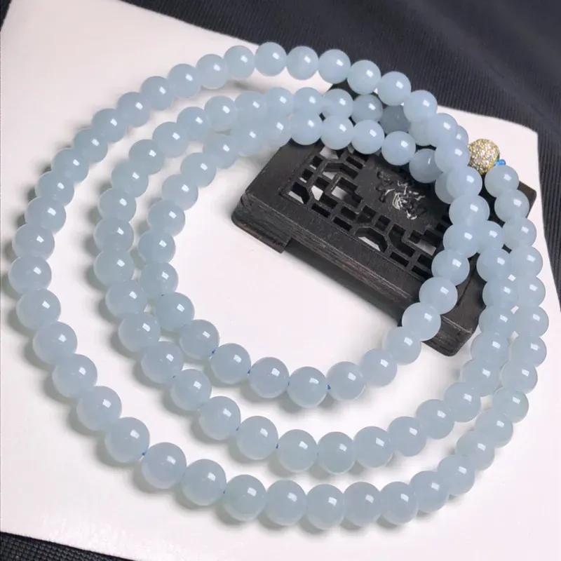 糯化种天空蓝翡翠珠链项链、108颗、直径7.6毫米、质地细腻、水润光泽、隔珠是装饰品、A042C2099