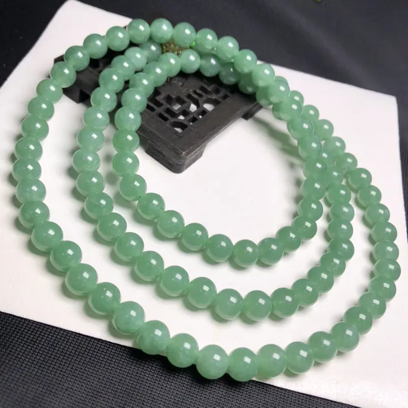 糯化种菠菜绿翡翠珠链项链、108颗、直径7.8毫米、质地细腻、色彩鲜艳、隔珠是装饰品、A042C4651