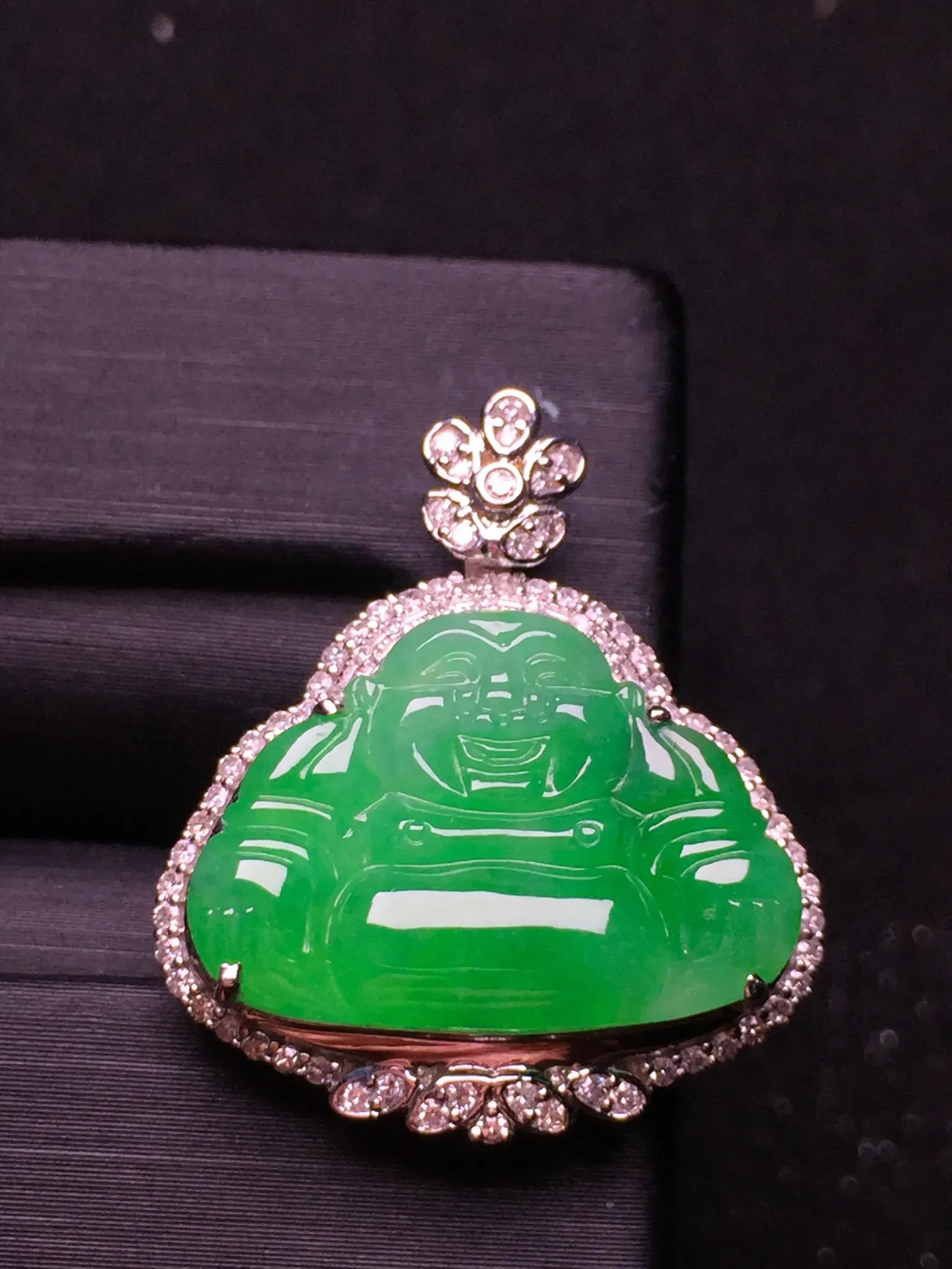 阳绿佛公吊坠,18k金豪华镶嵌,种水超好,玉质细腻.