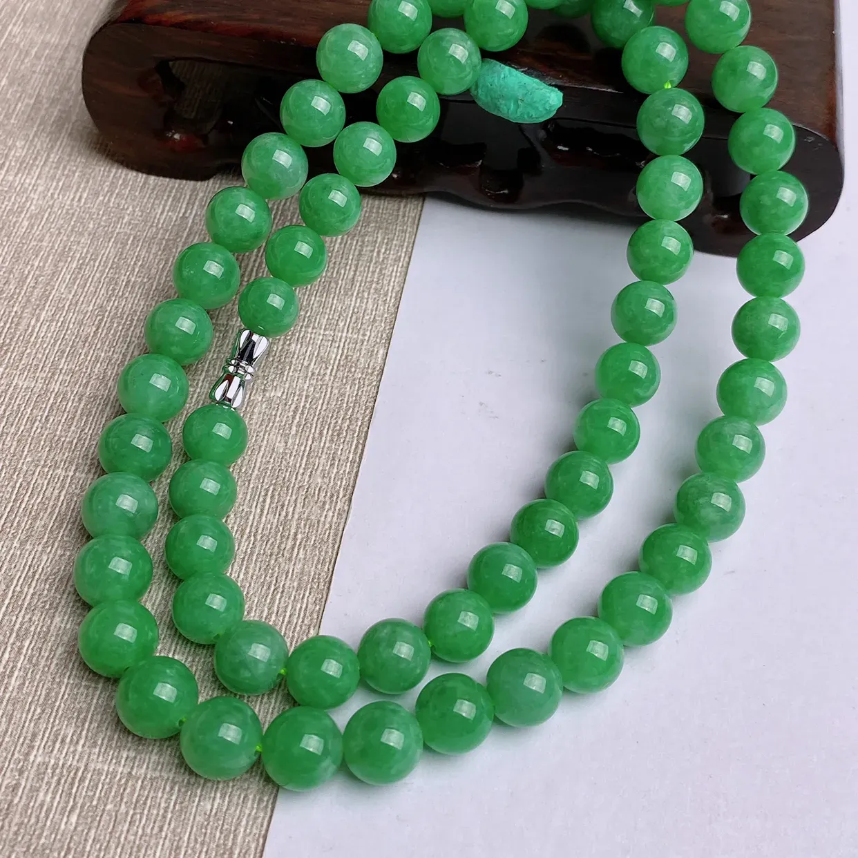 【低价放漏】A货翡翠-种好满绿圆珠项链，尺寸-8.4mm-9.5mm