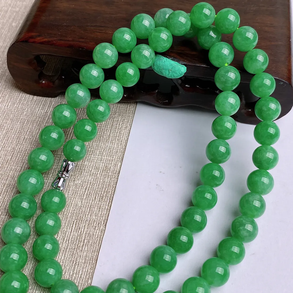 【低价放漏】A货翡翠-种好满绿圆珠项链，尺寸-8.4mm-9.5mm