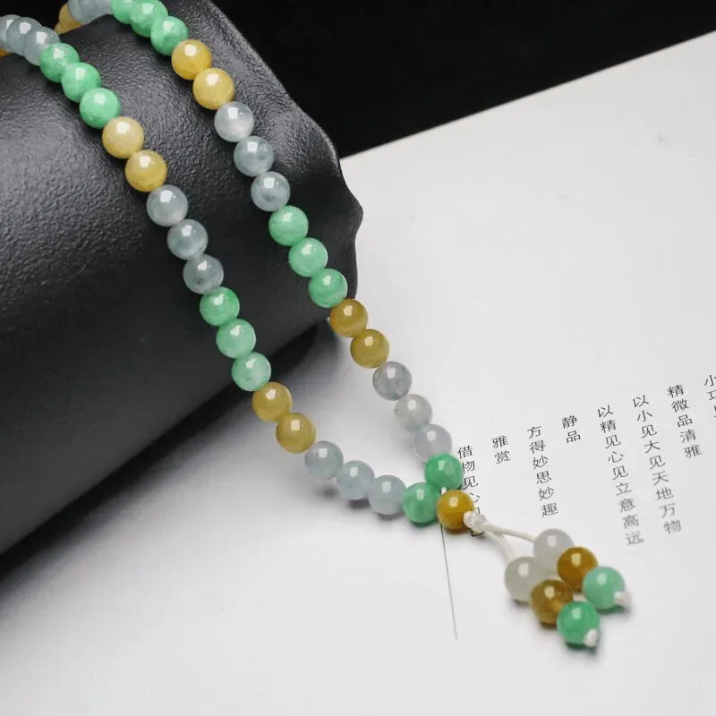 天然翡翠珠链，共115颗珠子，取其中一颗珠尺寸大约6.6mm，清秀高雅，实物漂亮，有天然杂质。佩戴效果时尚优雅。