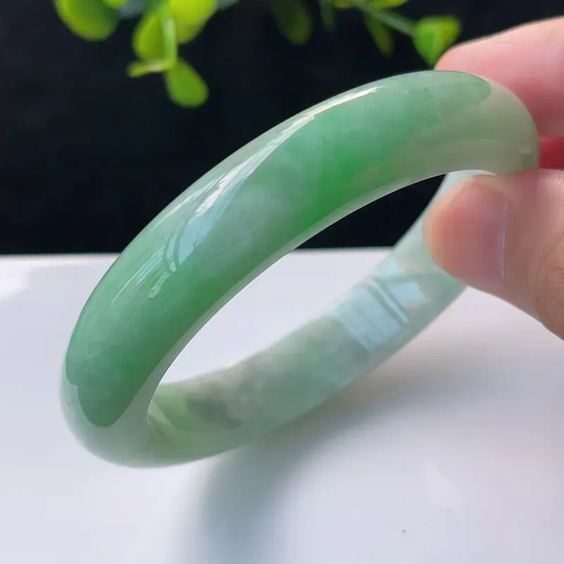 a货翡翠冰润飘阳绿正圈手镯,圈口60mm,玉质细腻温润,色泽鲜艳,翠绿色