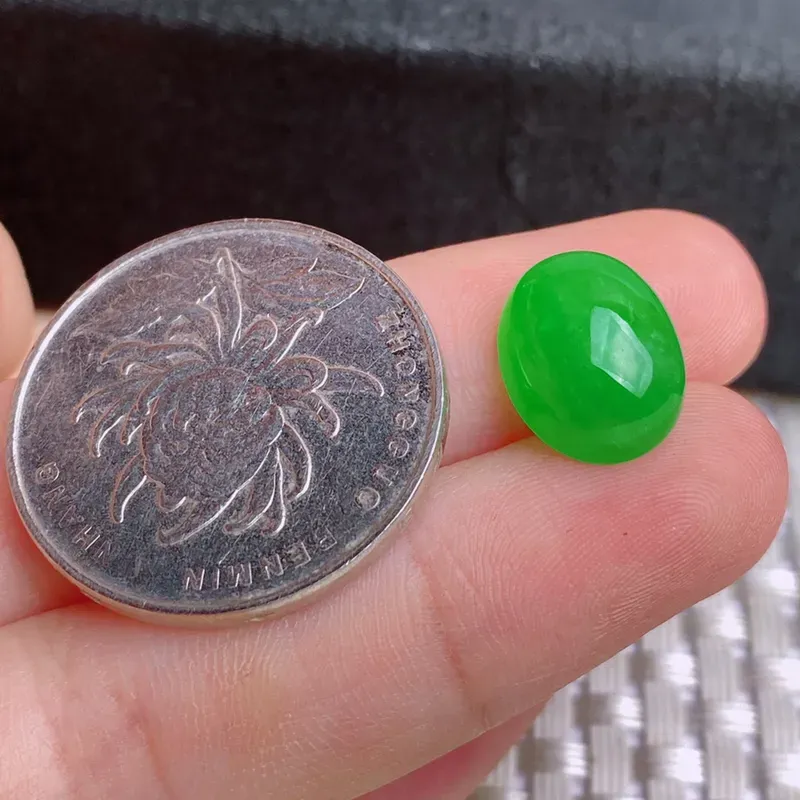 A货翡翠-种好满绿蛋面镶嵌件，尺寸-12.4*10.1*5.8mm