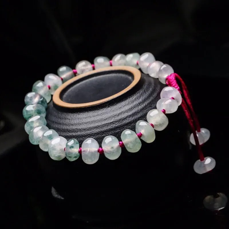 翡翠手串，共26颗珠子，取其中一颗珠尺寸大约8.9*5.8mm，亮丽秀气，玉质水润。上手佩戴效果高贵大方。