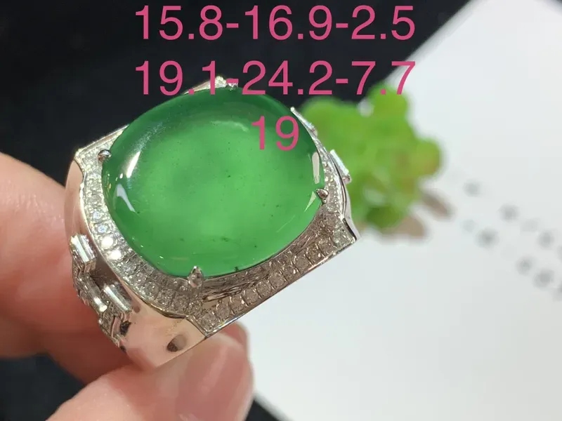 戒指，满绿大蛋面戒指，18k金伴钻，佩戴大气，裸石规格：15.8-16.9-2.5