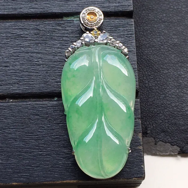 带绿叶子吊坠,自然光实拍,玉质细腻,雕工精美,佩戴送礼佳品,包金尺寸