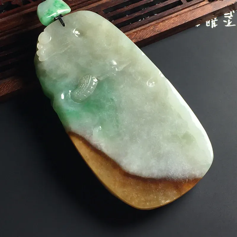 双彩祥龙罗汉吊坠 尺寸88-45.5-12毫米 色彩艳丽 雕工精湛 厚装大气