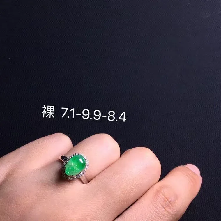 阳绿冰种貔貅戒指，真金真钻镶嵌，种水好，玉质细腻 .裸石尺寸  9.9*7.1*3.3